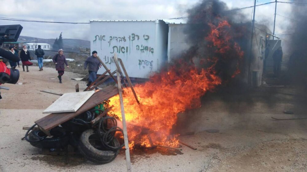 Hitziger Protest: Die Demonstranten errichteten Barrikaden mit brennenden Reifen