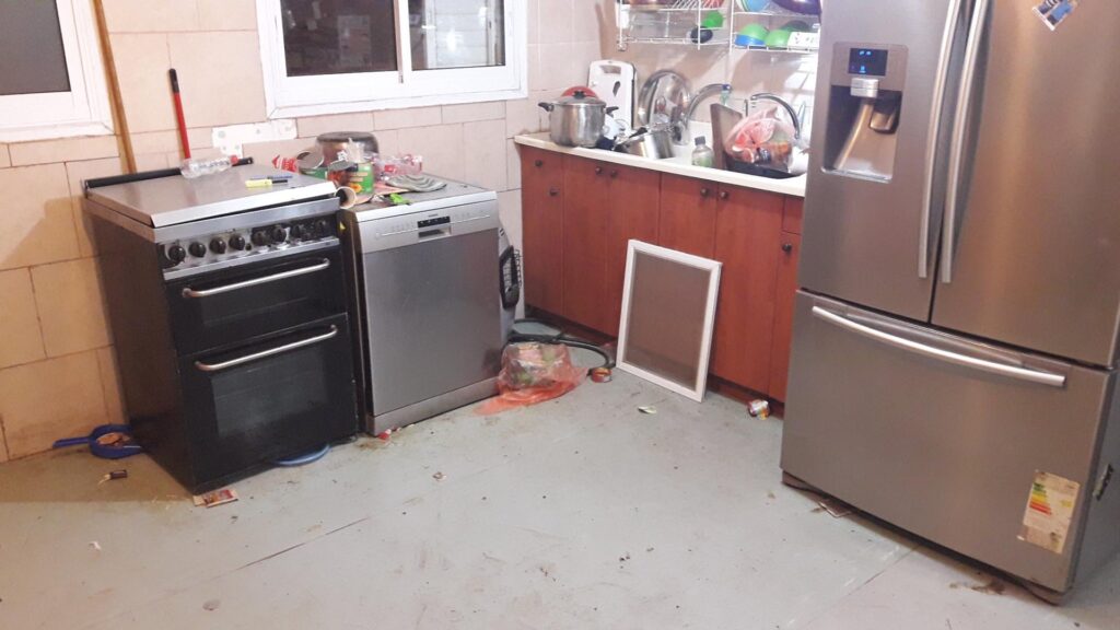 Hier kocht niemand mehr: Eine geräumte Küche in Amona