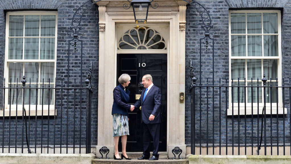 Posieren für die Presse: Amtskollegen May und Netanjahu