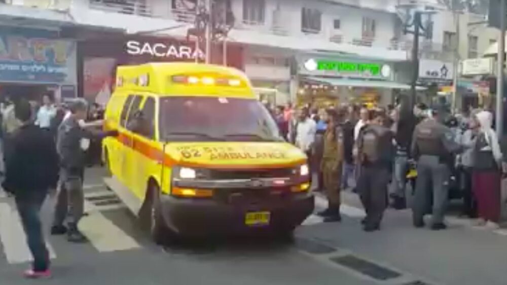 Szene des Terroranschlags: Ein Wagen des Roten Davidstern fährt Verletzte ins Krankenhaus