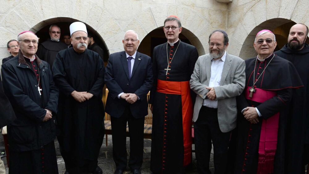 Hochrangiges Einweihungstreffen: Präsident Rivlin (3. v. l.) inmitten von Geistlichen