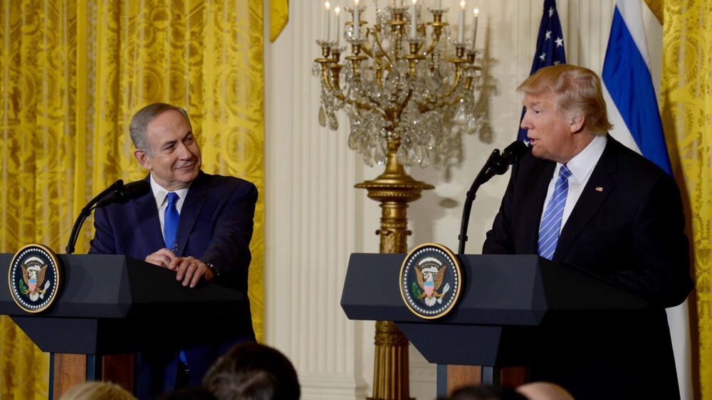 Trump (r.) visiert im Beisein Netanjahus eine neue amerikanische Nahost-Politik an