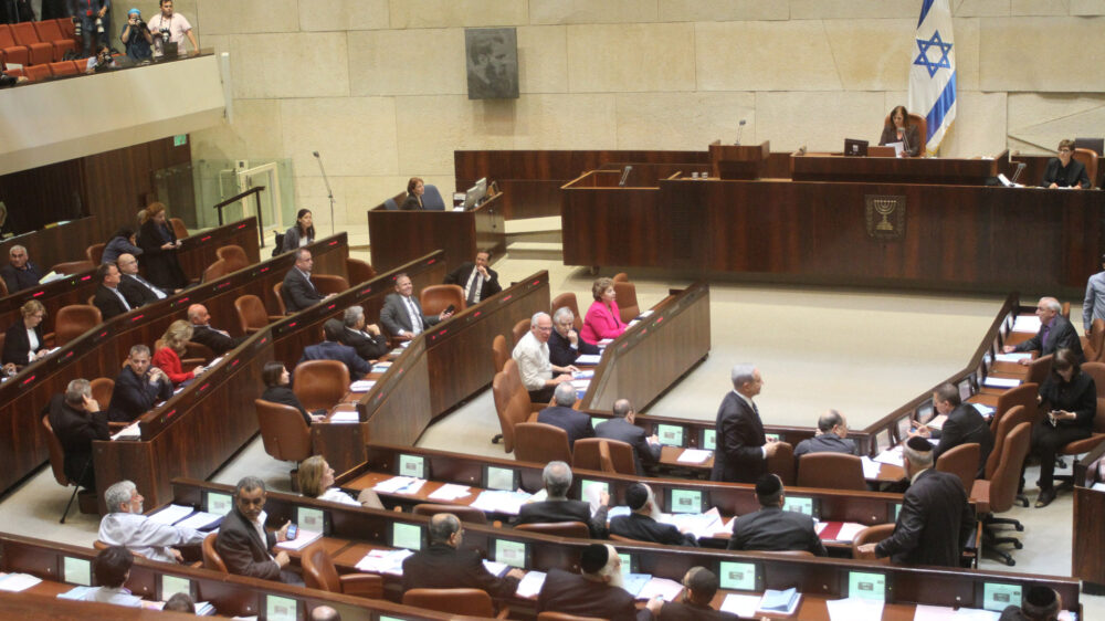 Besonders bei Sondersitzungen bleiben viele Stühle in der Knesset unbesetzt