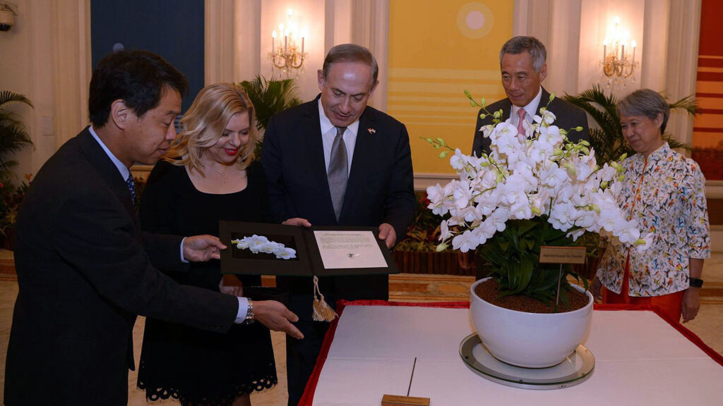 Diese Orchidee wurde nach Benjamin und Sarah Netanjahu benannt – rechts der Premier von Singapur, Lee Hsien Loong mit seiner Ehefrau Ho Ching  