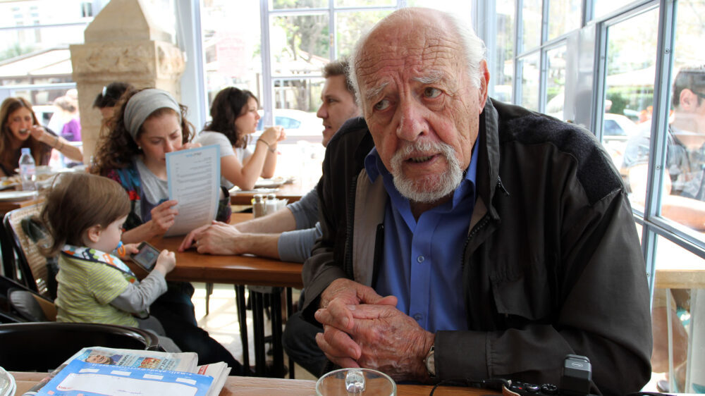 David Rubinger 2013 in einem Jerusalemer Café