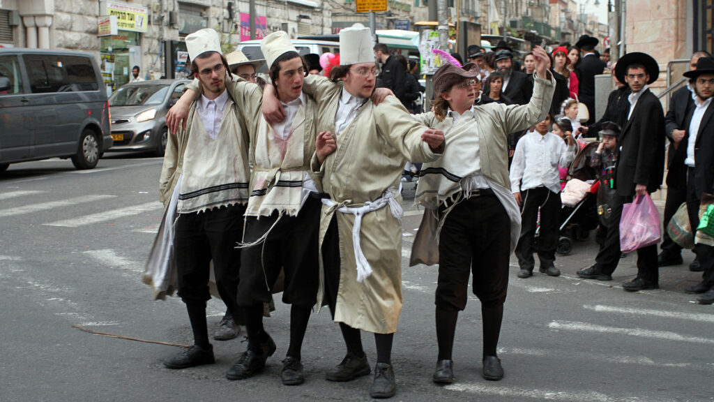 Viele Ultraorthodoxe betrinken sich an Purim, bis sie nicht mehr zwischen „Verflucht sei Haman“ und „Gelobt sei Mordechai“ zu unterscheiden wissen