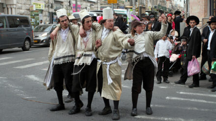 Viele Ultraorthodoxe betrinken sich an Purim, bis sie nicht mehr zwischen „Verflucht sei Haman“ und „Gelobt sei Mordechai“ zu unterscheiden wissen