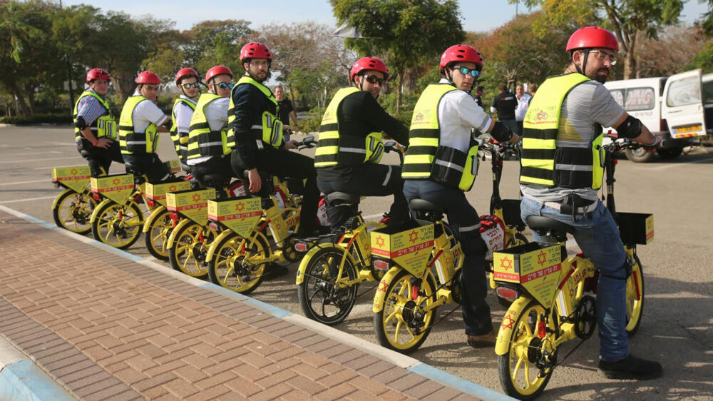 Lebensretter vom Rettungsdienst Magen David Adom auf ihren neuen E-Bikes