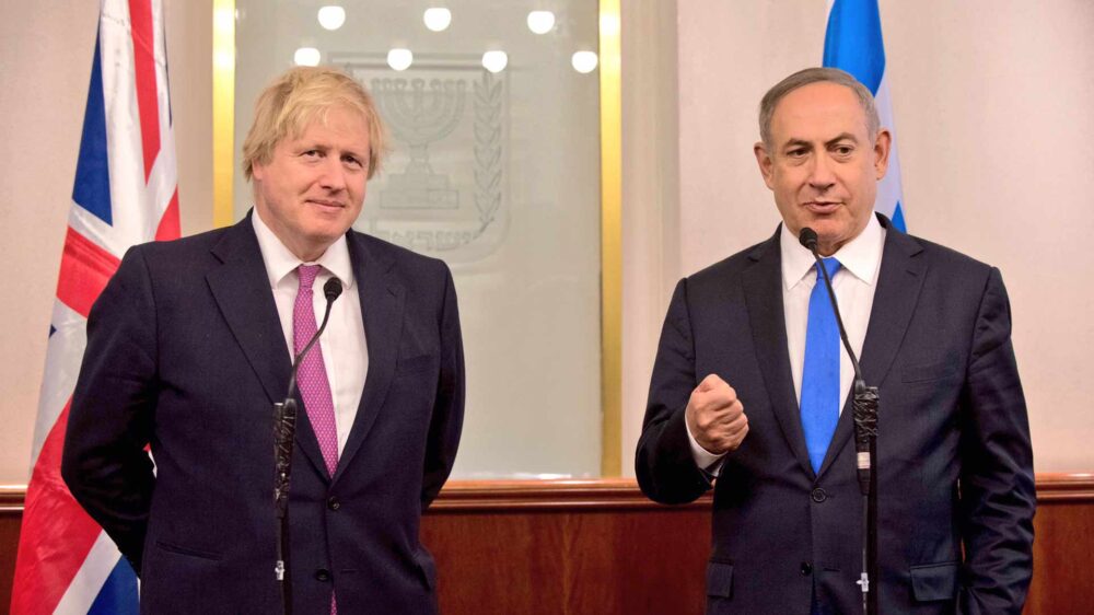 Nicht in allen Punkten einig: der britische Außenminister Johnson (l.) und der israelische Premierminister Netanjahu