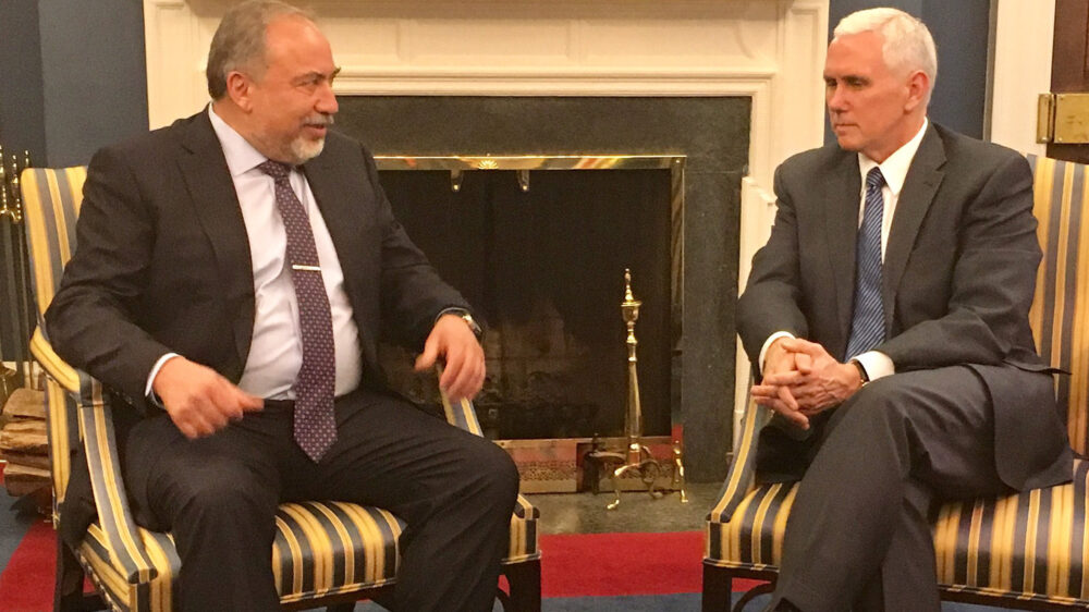 Verteidigungsminister Avigdor Lieberman und Vize-Präsident Mike Pence trafen sich im Westflügel des Weißen Hauses