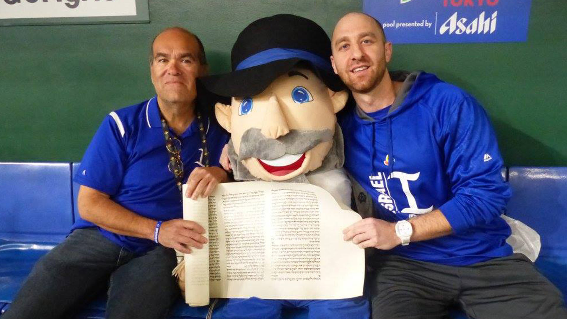 Jüdische Tradition in Fernost: das Maskottchen „Mensch on a Bench“ und die Ester-Schriftrolle