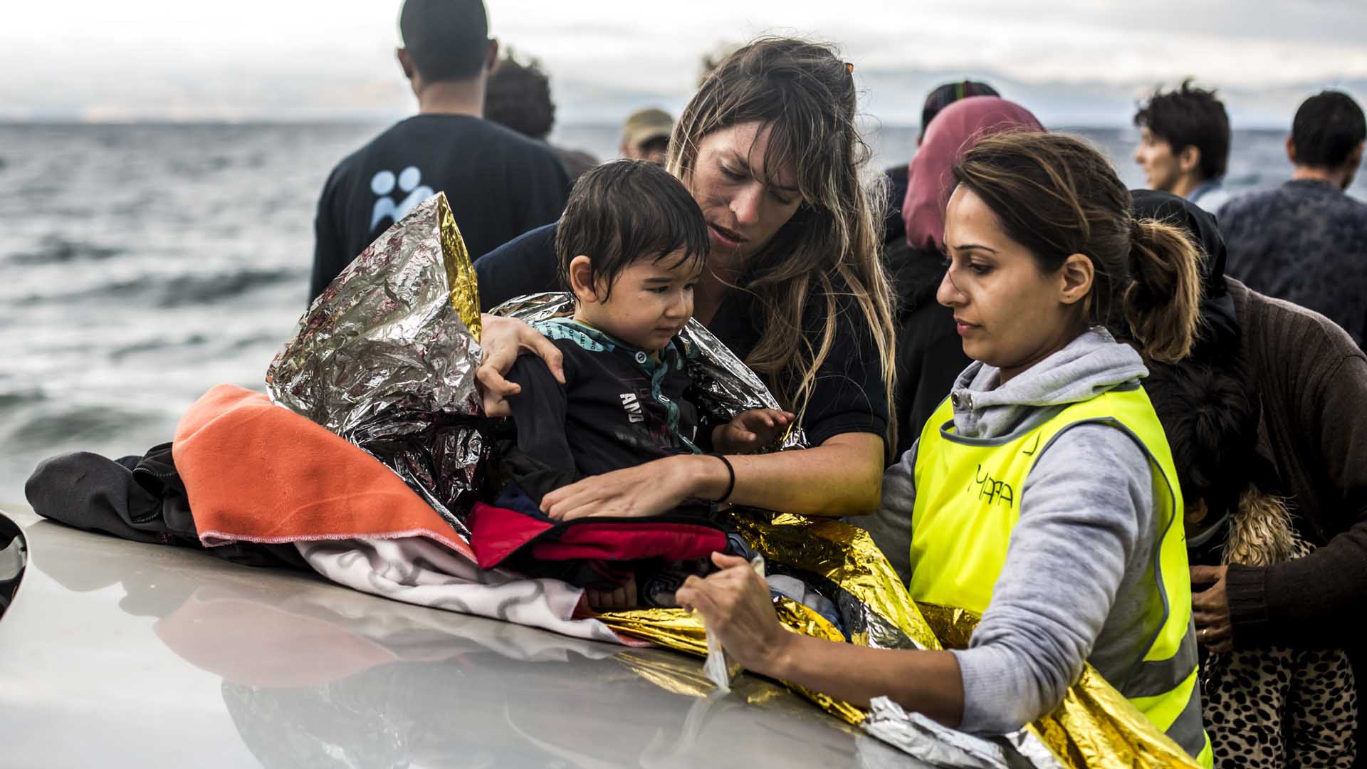 Mitarbeiter von „IsraAID“ retten syrische Flüchtlinge vor der Insel Lesbos.