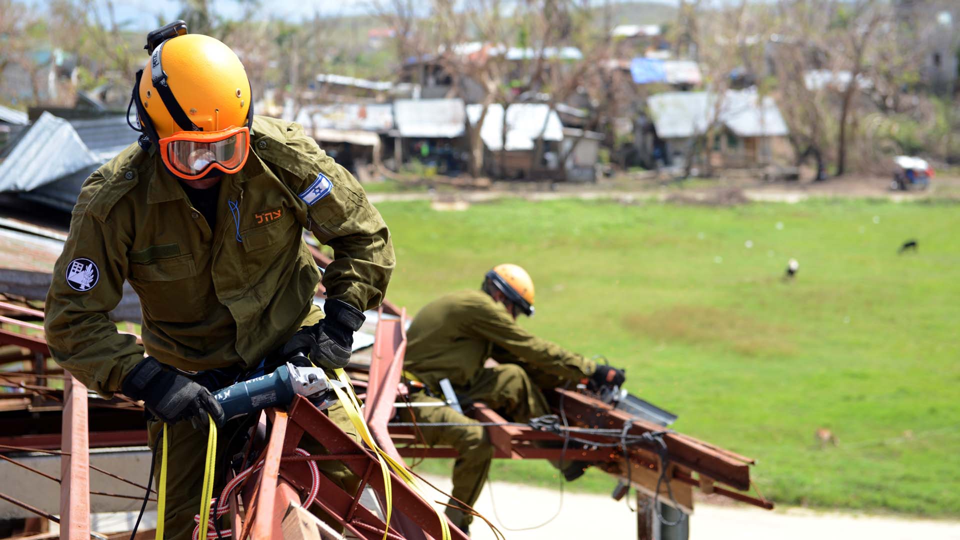 Nach dem Taifun auf den Philippinen im Jahr 2013 helfen israelische Soldaten beim Wiederaufbau