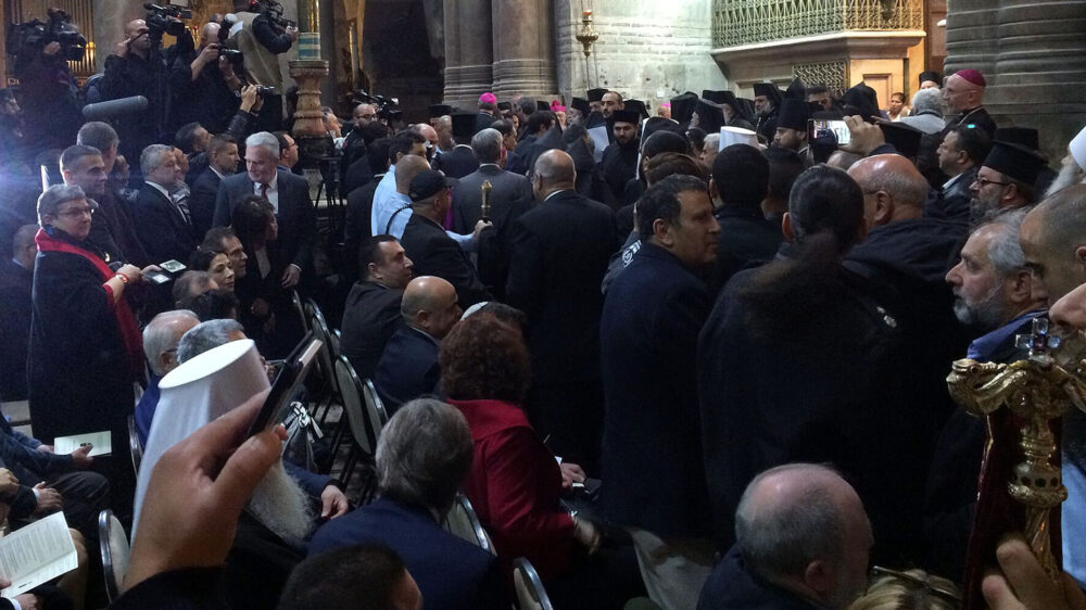 Anlässlich der Einweihung drängten sich viele Menschen in der Grabeskirche