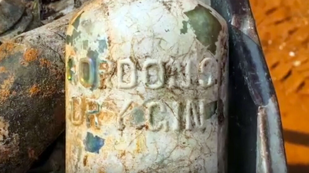 Die entdeckten Schnapsflaschen sind 100 Jahre alt
