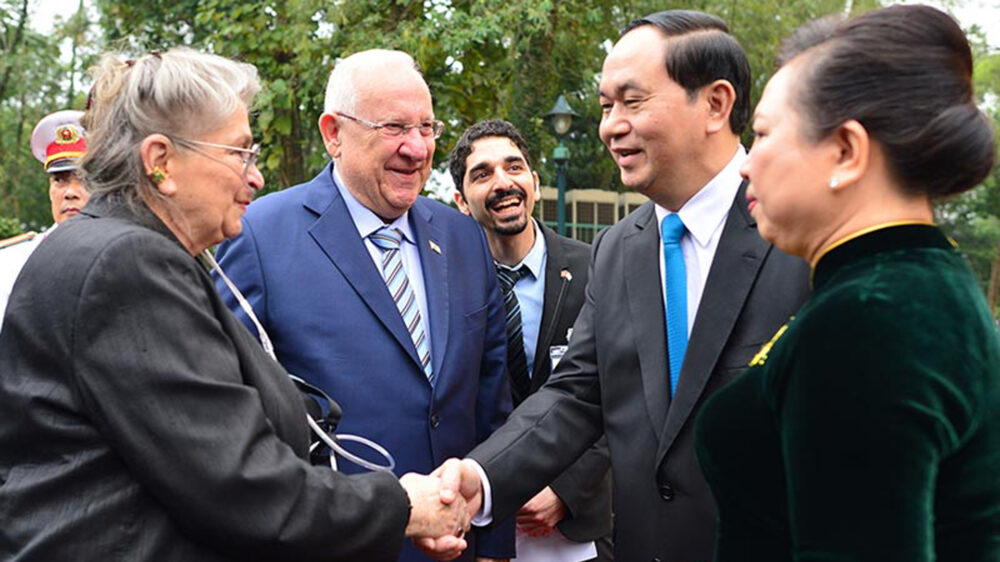 Israels Präsident Reuven Rivlin (2.v.l.) und seine Frau Nechama (1.v.l.) mit dem vietnamesischen Präsidenten Tran Dai Quang