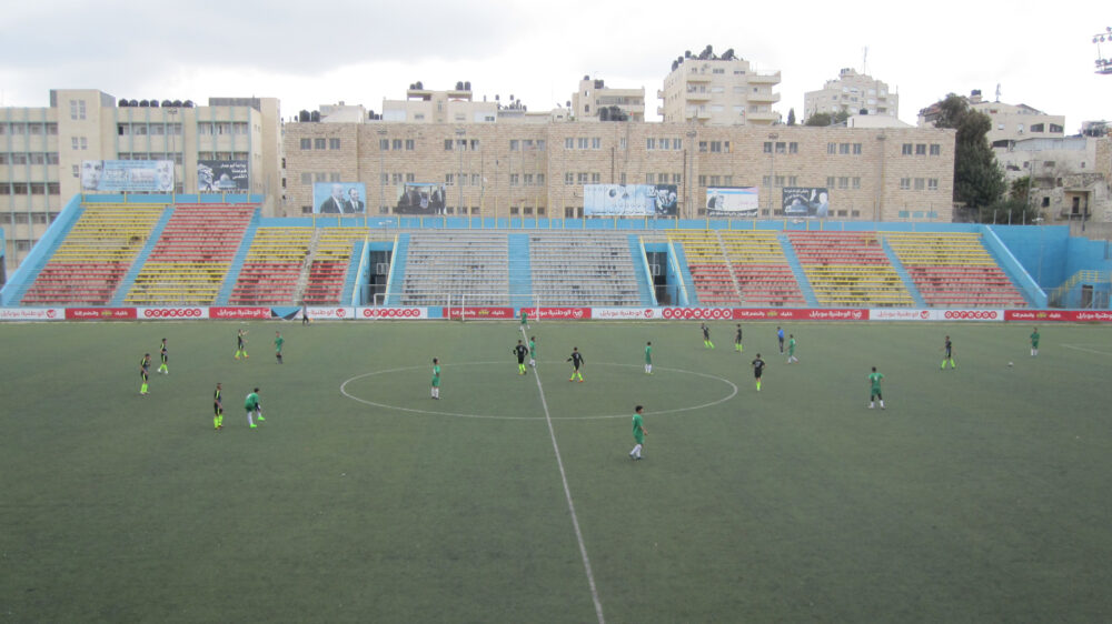 Palästinensische Nachwuchsmannschaften trainieren im Faisal-al-Husseini-Stadion in Al-Ram