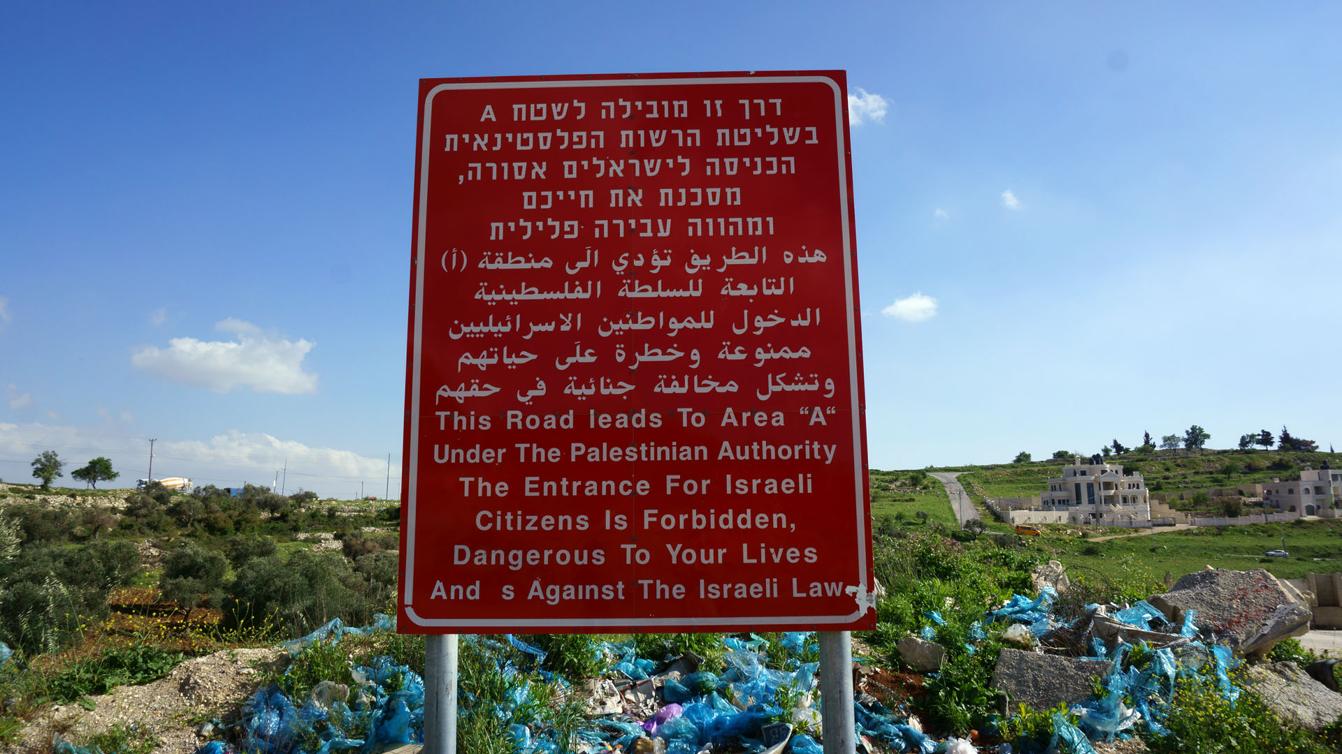 Dreisprachige Warnschilder sollen Israelis davon abhalten, die palästinensisch verwaltete Zone im Westjordanland zu betreten