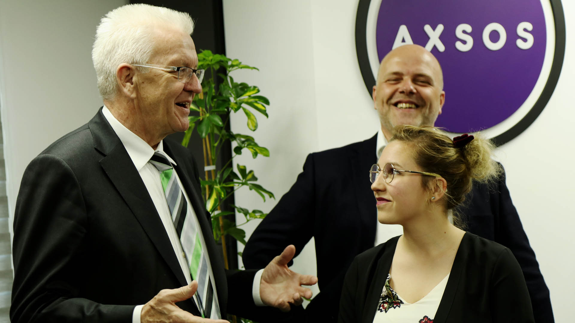 Kretschmann (l.) beim Firmenbesuch der Axsos AG in Ramallah
