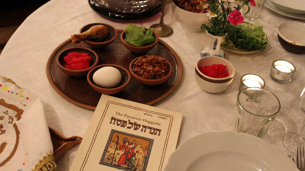 Die Haggada und symbolische Speisen kennzeichnen das Sedermahl