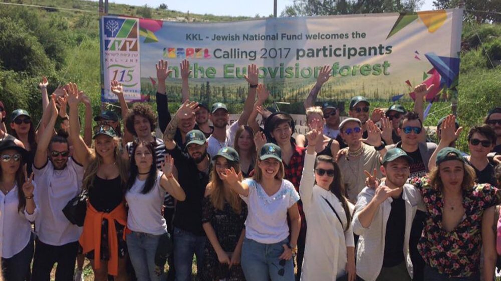 Im Zor‘a-Wald bei Jerusalem haben sich die 28 ESC-Teilnehmer eingefunden, um beim Aufforsten mitzuhelfen