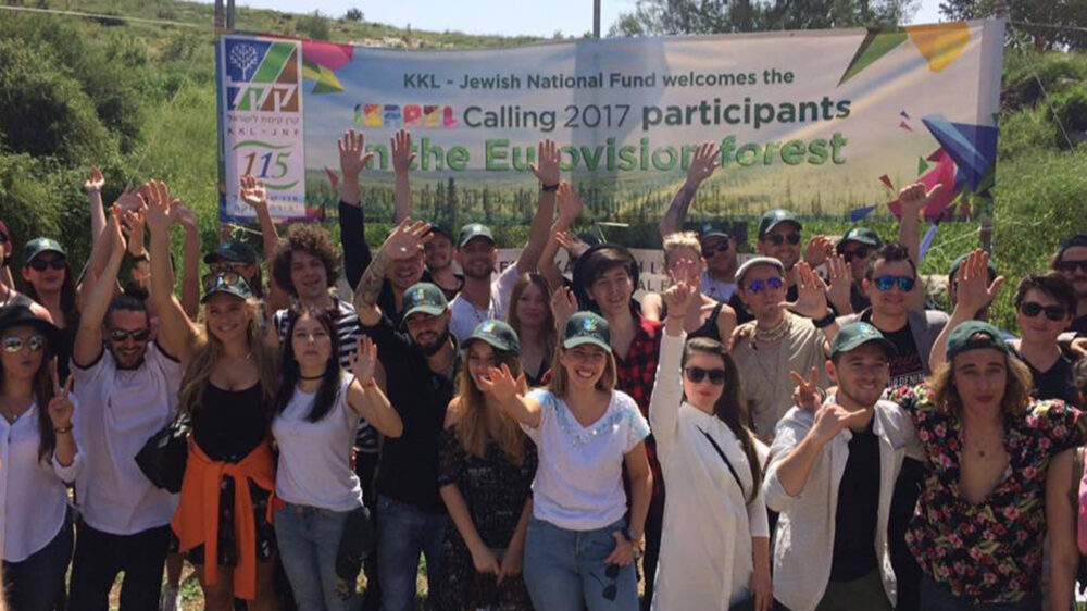 Im Zor‘a-Wald bei Jerusalem haben sich die 28 ESC-Teilnehmer eingefunden, um beim Aufforsten mitzuhelfen