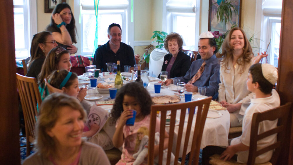 Eine jüdische Familie bei einer Sederfeier (Symbolbild)