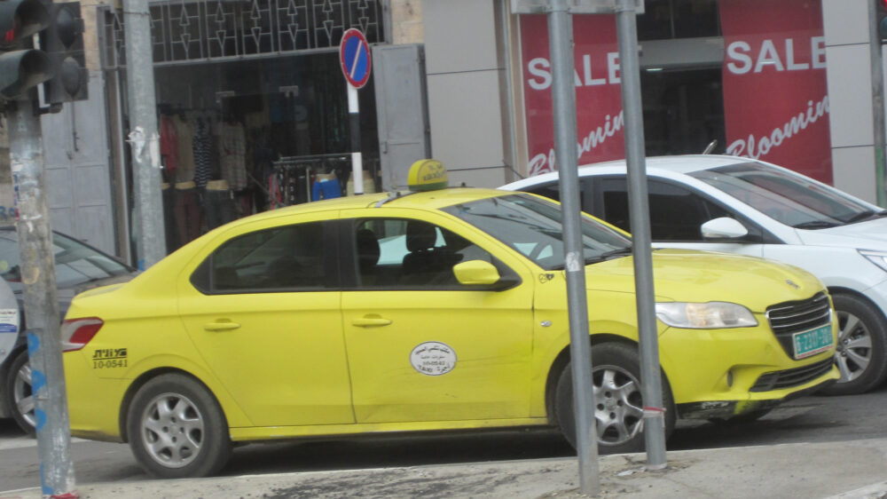 Ein Taxi, das auf den Straßen Ramallahs unterwegs ist