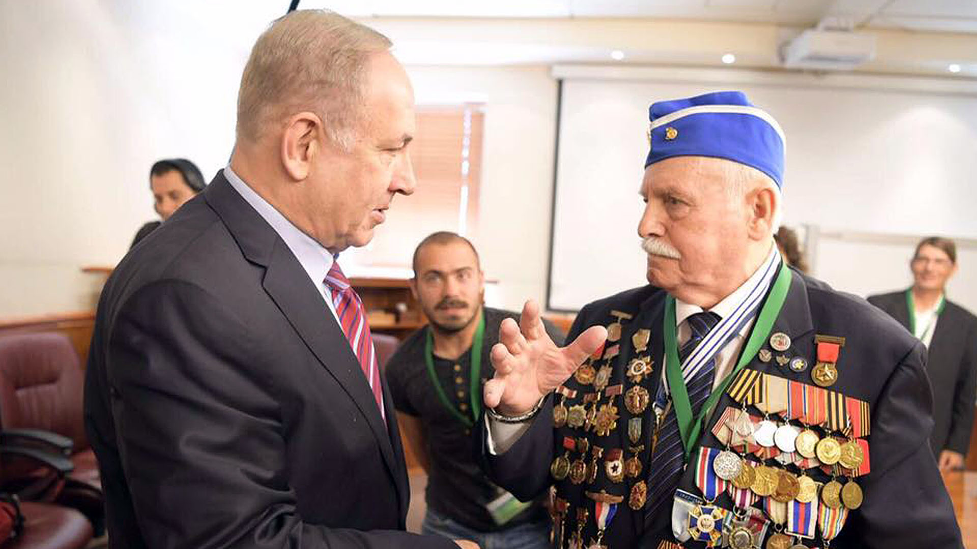Netanjahu im Gespräch mit Max Privler, der für Partisanen und die Rote Armee kämpfte