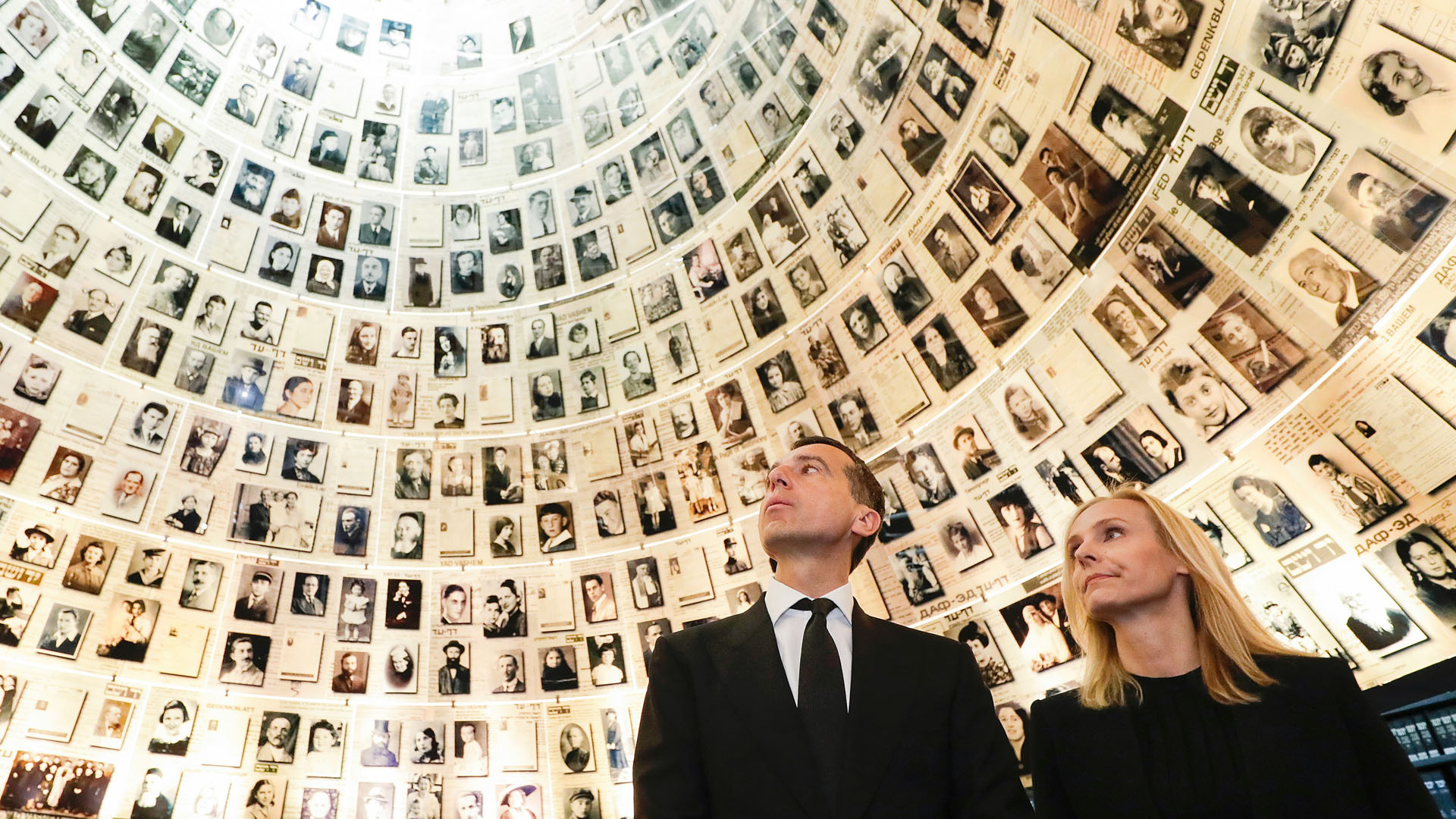 Der Bundeskanzler mit seiner Ehefrau Eveline Steinberger-Kern in der Halle der Namen in Yad Vashem