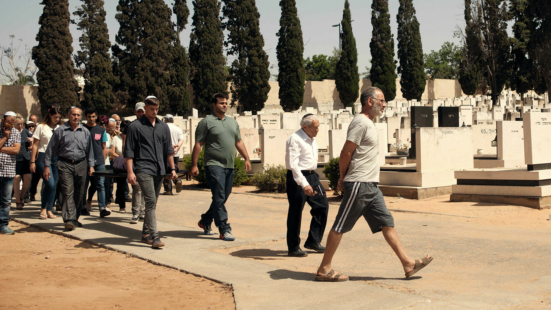 Auf dem Friedhof: Eyal sucht förmlich den Konflikt, um seine Trauer verarbeiten zu können