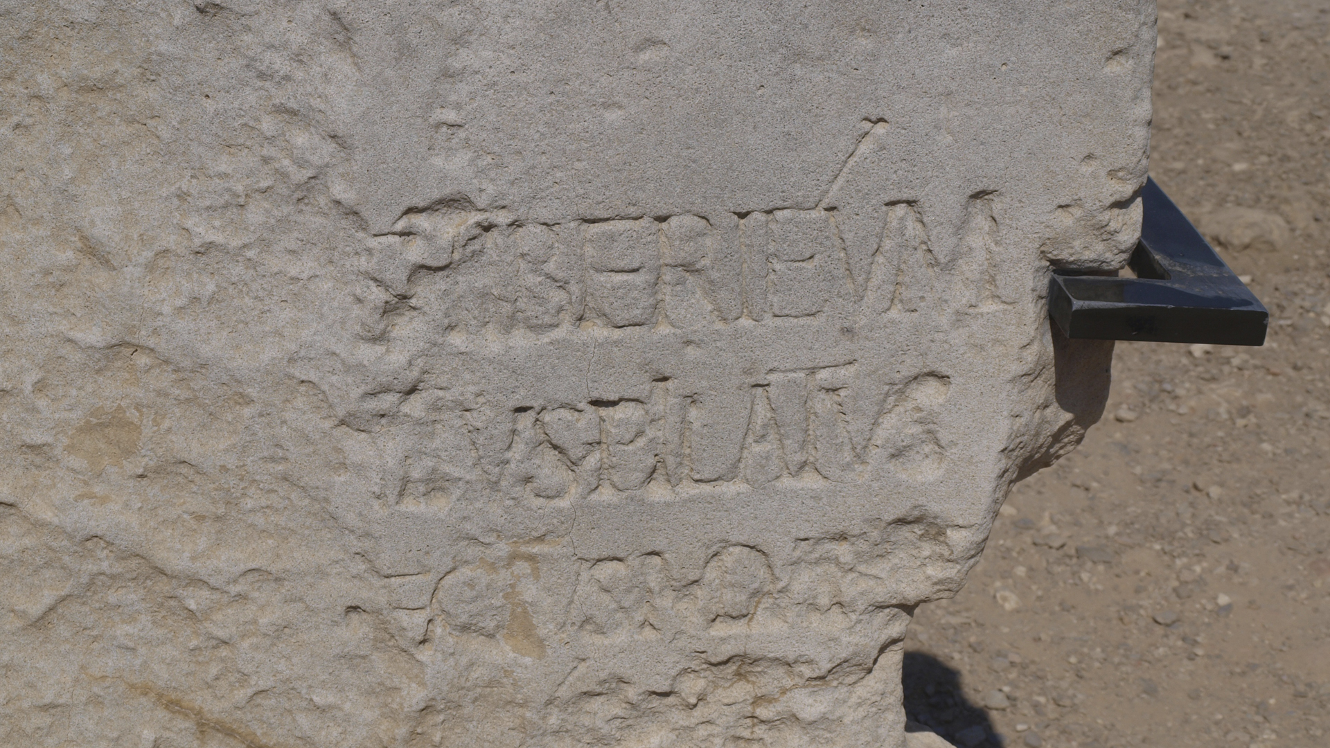 Die Sockelinschrift von Pontius Pilatus bedarf das Auge eines Archäologen