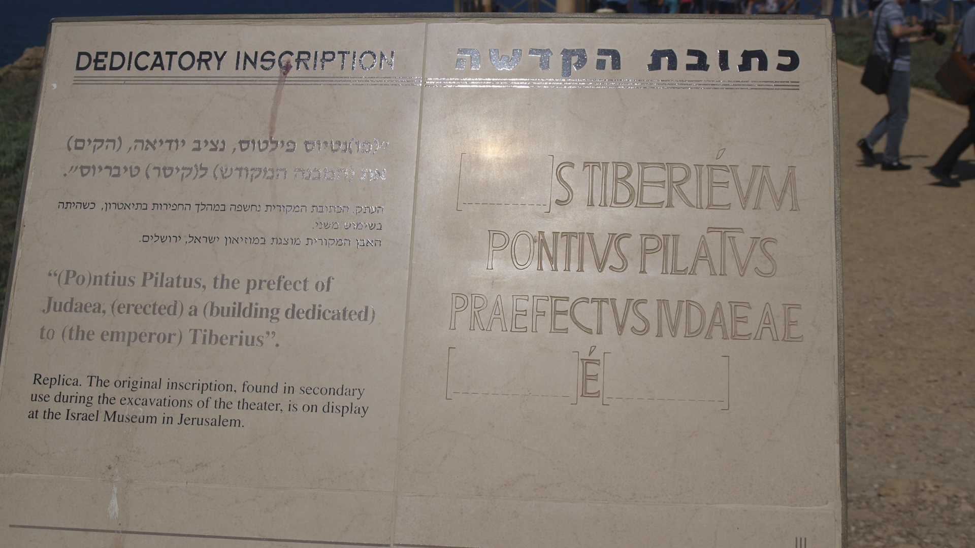 Die Nachbildung der Inschrift hilft aber auch den Touristen beim Lesen