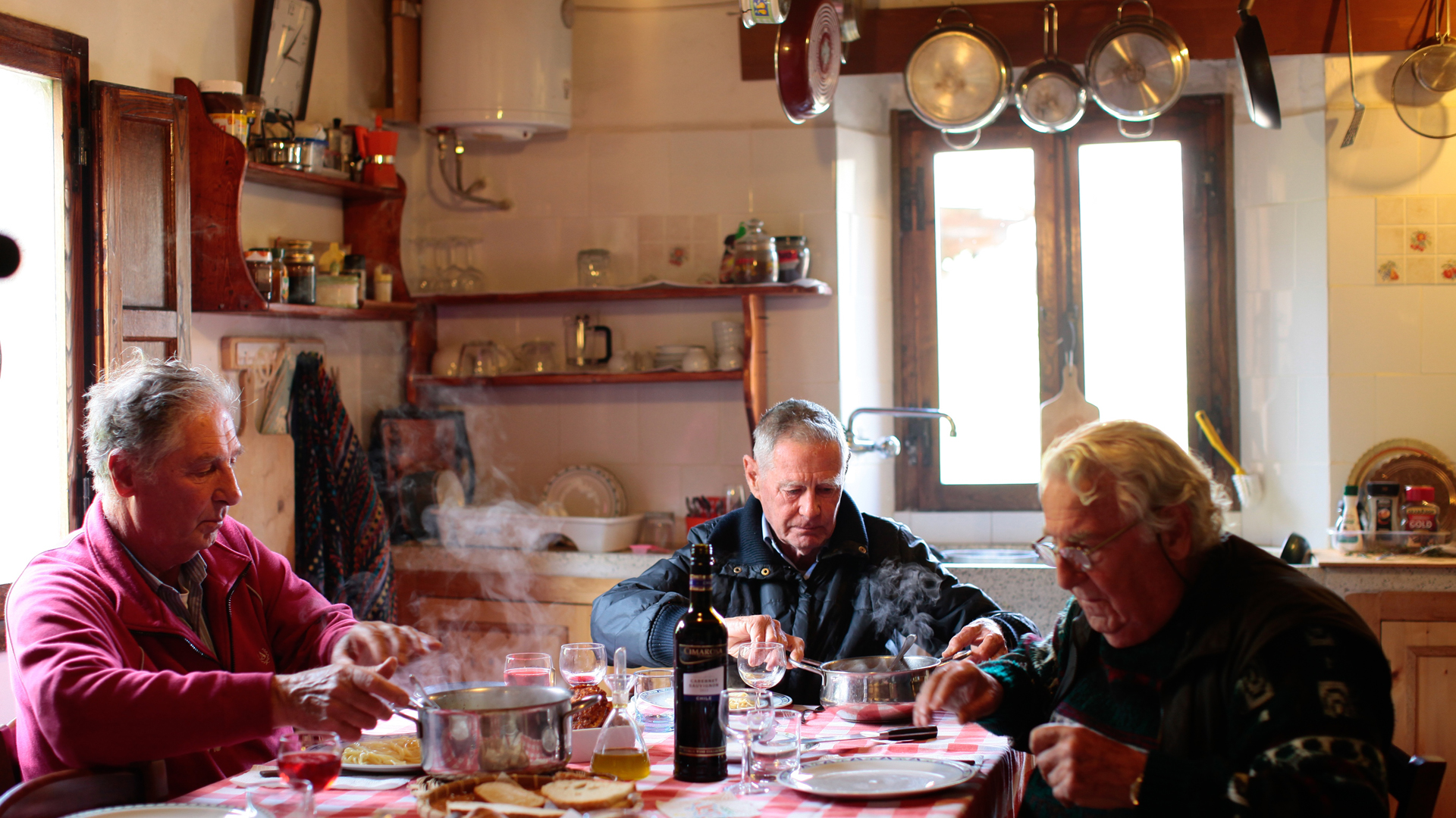 Bubi, Andrea und Meme beim Abendessen in ihrem Feriendomizil - das Bild verdeutlicht Gegensätze: Vor 70 Jahren litten sie in der Verfolgung Hunger, heute genießen sie italienisches Essen.