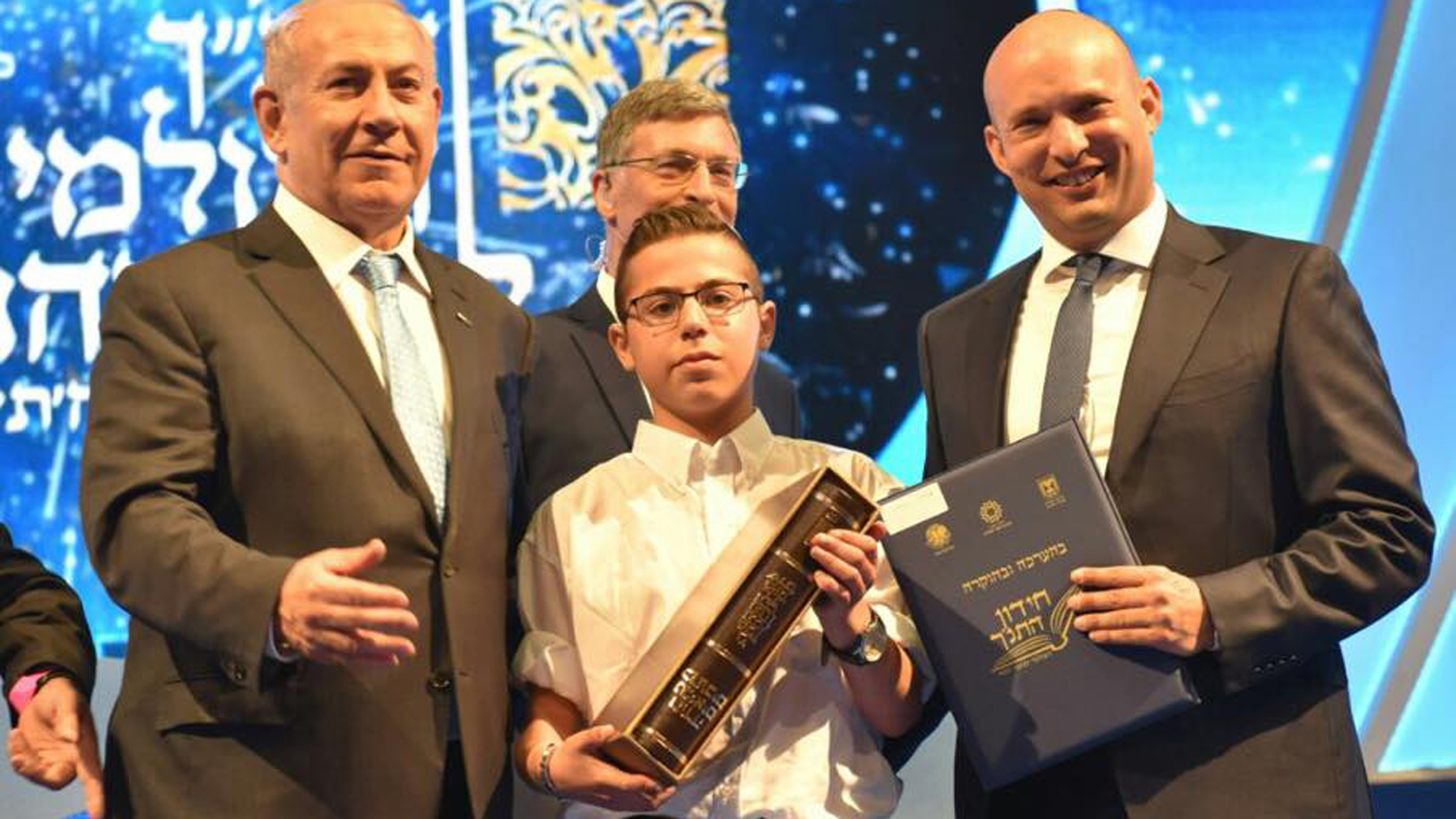 Schüler Sagiv Lugasi eingerahmt von Premier Benjamin Netanjahu und Bildungsminister Naftali Bennett