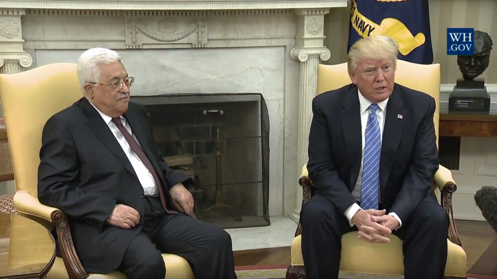 Der palästinensische Präsident Mahmud Abbas und US-Präsident Donald Trump beim Gespräch
