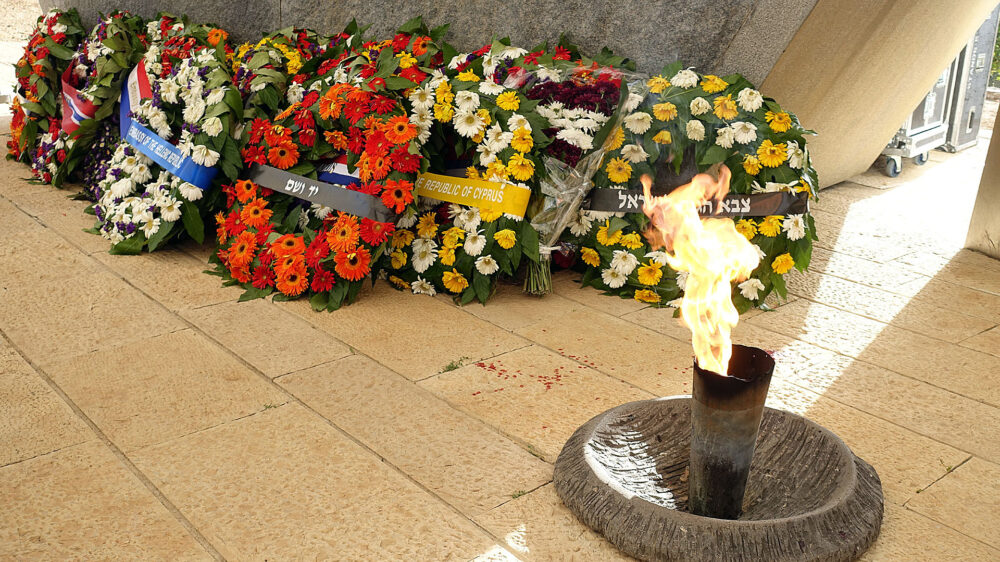 Mehr als 20 Kränze wurden am Denkmal für die Jüdischen Soldaten und Partisanen abgelegt