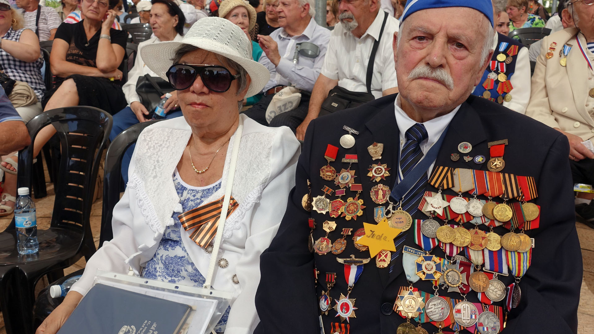 Neben vielen Medaillen trägt der Kriegsveteran Max Privler einen Judenstern aus Plastik als Erinnerung an die Zeit im Ghetto Stanislawow