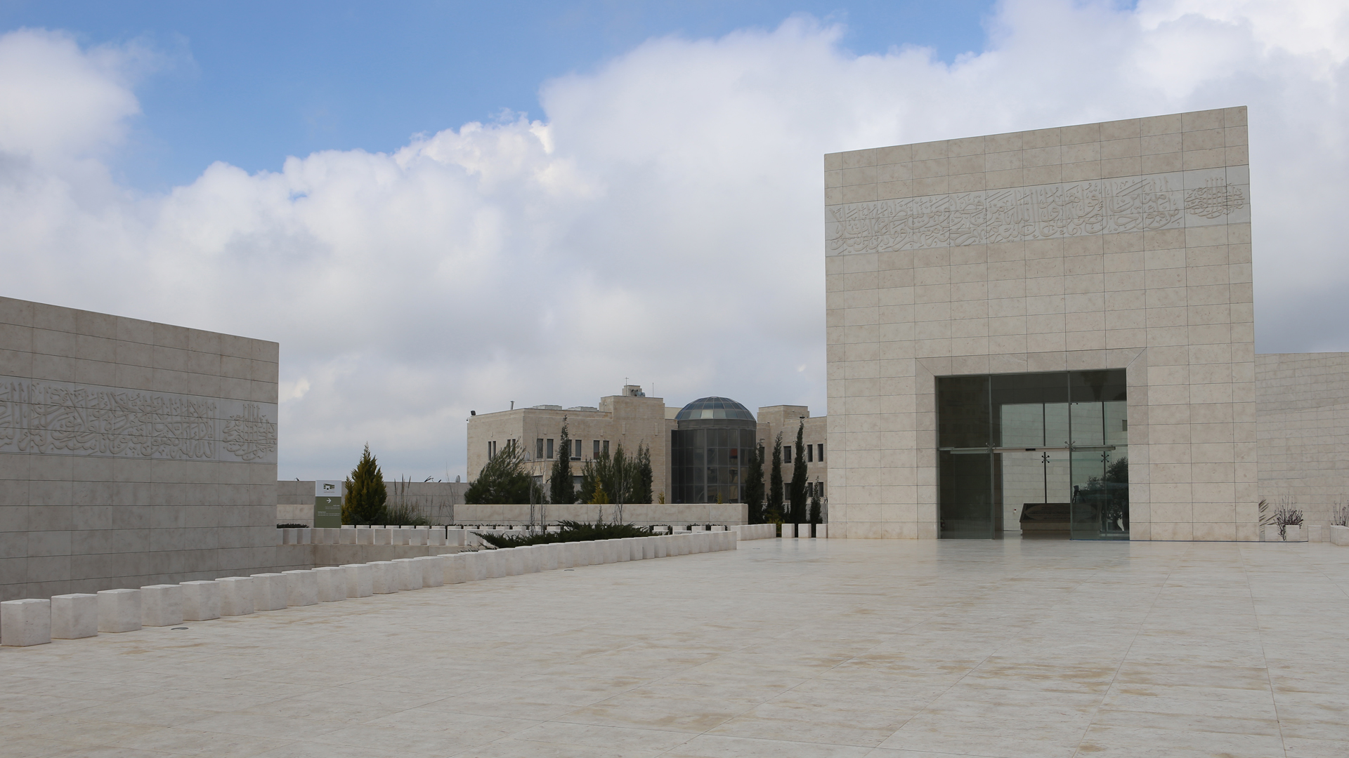 Wer zur Mukata, dem linken Gebäude mit dem gläsernen Vorbau möchte, kommt am Arafat-Mausoleum (r.) vorbei - das möchte Trump vermeiden