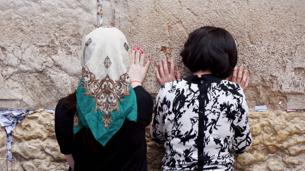 Zwei Frauen beten an der Klagemauer: Dieses Jahr begeht Israel seinen 50. Jerusalem-Tag