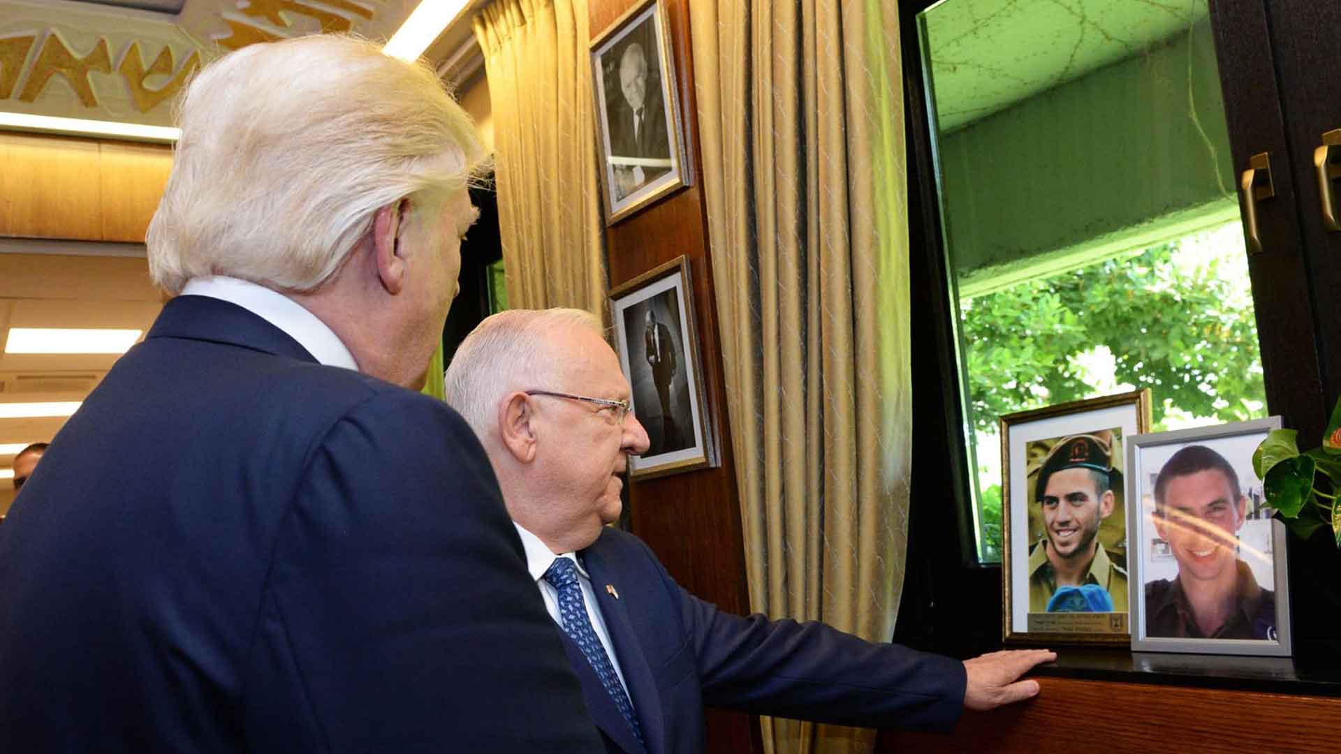 In seiner Residenz zeigte Rivlin Trump die Bilder der Gefallenen Schaul und Goldin, deren Leichen die Hamas nicht freigibt