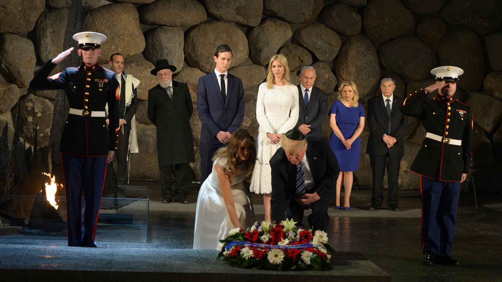 Gemeinsam mit seiner Ehefrau Melania legte Trump in Yad Vashem einen Kranz nieder. Hinter dem Präsidentenpaar stehen Trumps Tochter Ivanka und deren Ehemann Jared Kushner.