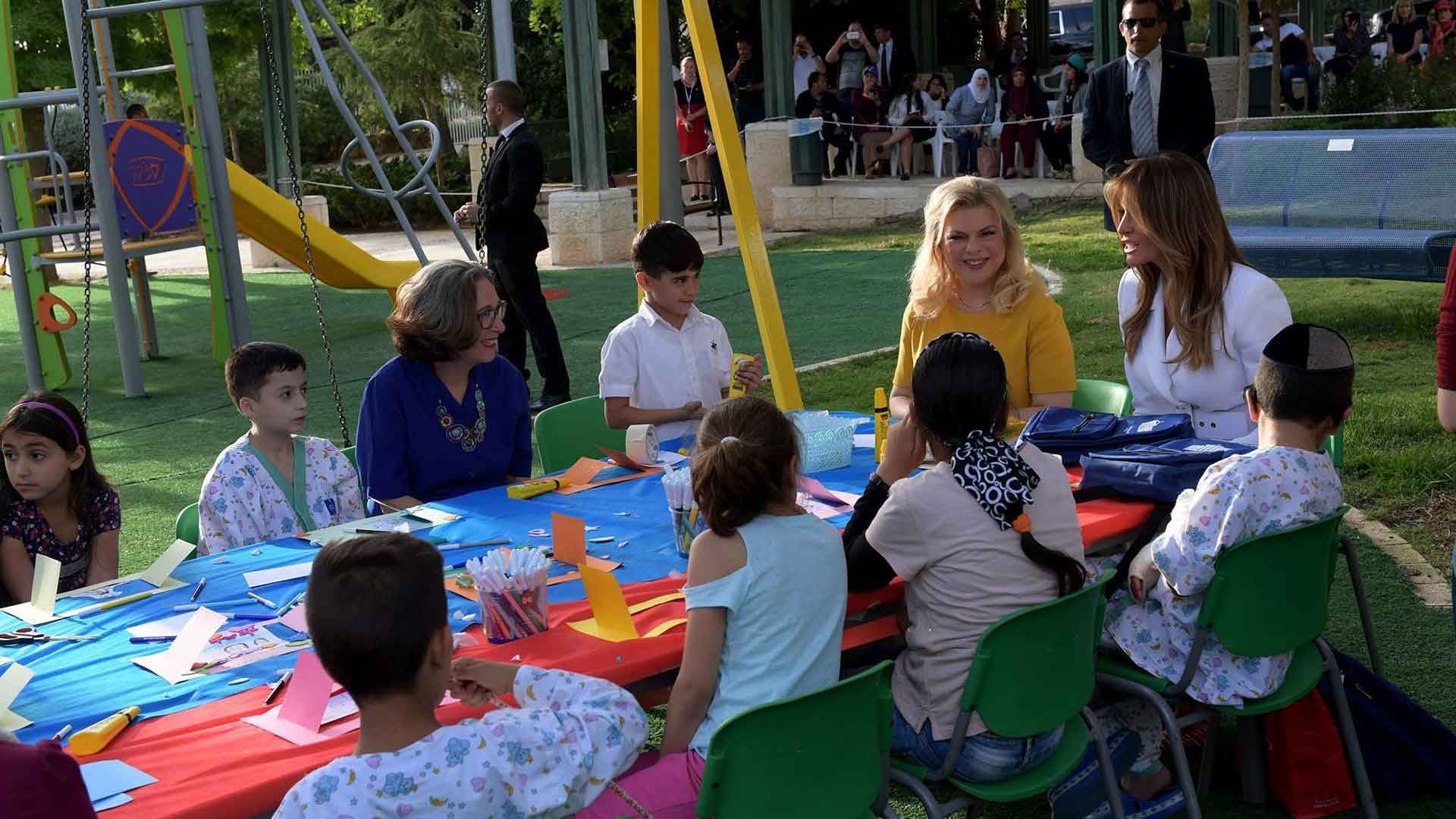 Melania Trump und Sarah Netanjahu besuchten Kinder im Hadassah-Krankenhaus