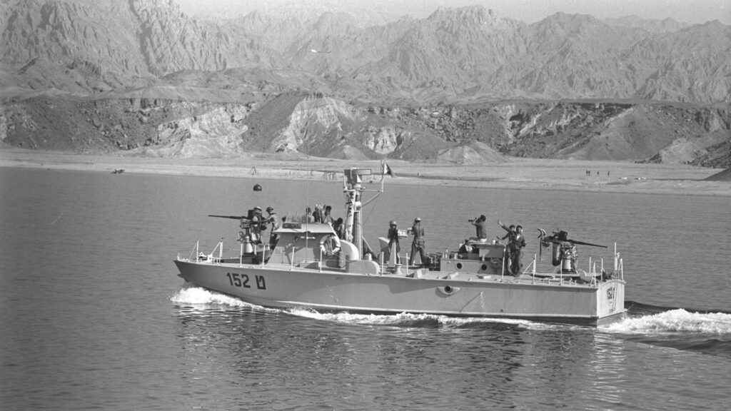 Ein israelisches Kriegsschiff vor der Südküste des Sinai
