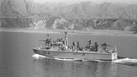 Ein israelisches Kriegsschiff vor der Südküste des Sinai
