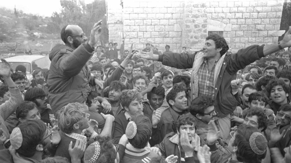 Freude pur: Mosche Levinger und Hanan Porat feiern 1975 mit Gleichgesinnten die Genehmigung der Siedlung Elon Moreh bei Nablus