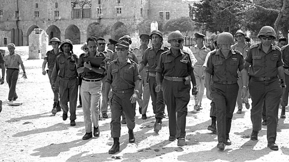 Im Sechs-Tage-Krieg vor 50 Jahren eroberte Israel die Jerusalemer Altstadt. Das Bild zeigt den damaligen Befehlshaber Jitzhak Rabin mit anderen hohen Militärs in der Stadt.