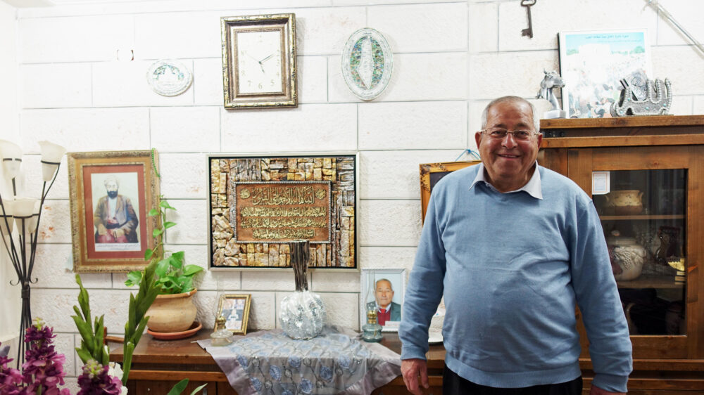 Die Wohnzimmerwand der Familie Osman enthält neben Familienfotos auch islamische und palästinensische Symbole