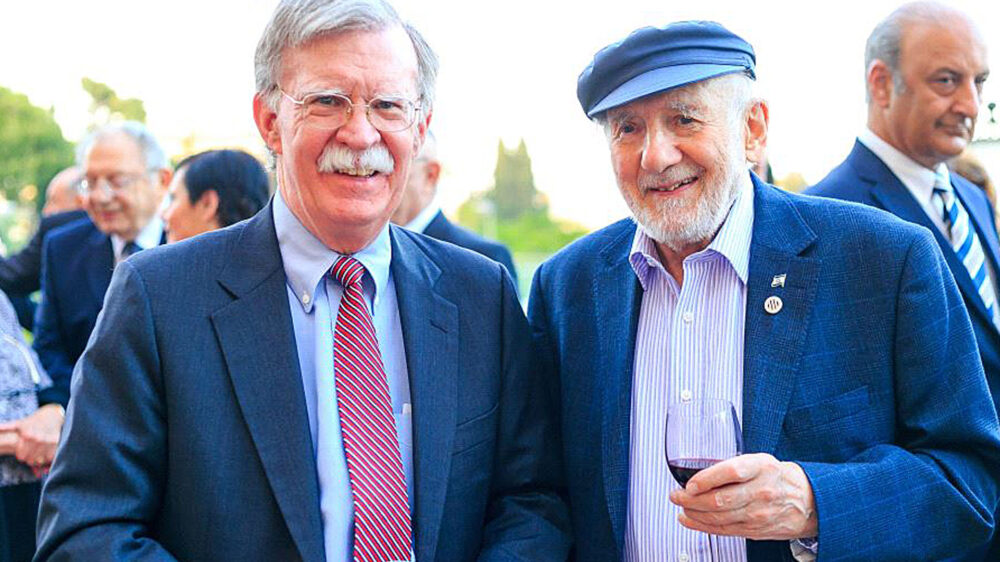 Walter Bingham (r.) bei einem Interview mit dem ehemaligen US-Botschafter bei den Vereinten Nationen, John Bolton