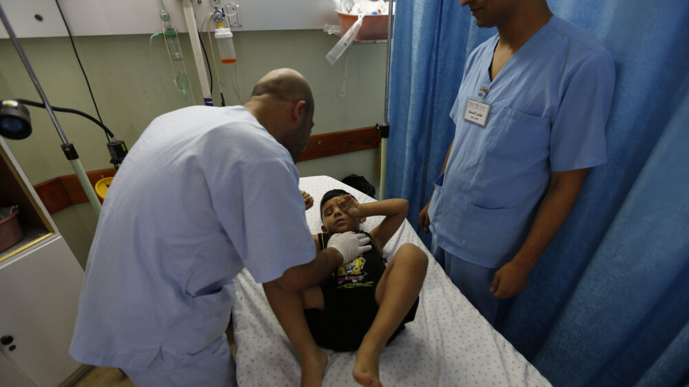 Ein Junge wird im Al-Awda-Krankenhaus in Gaza behandelt